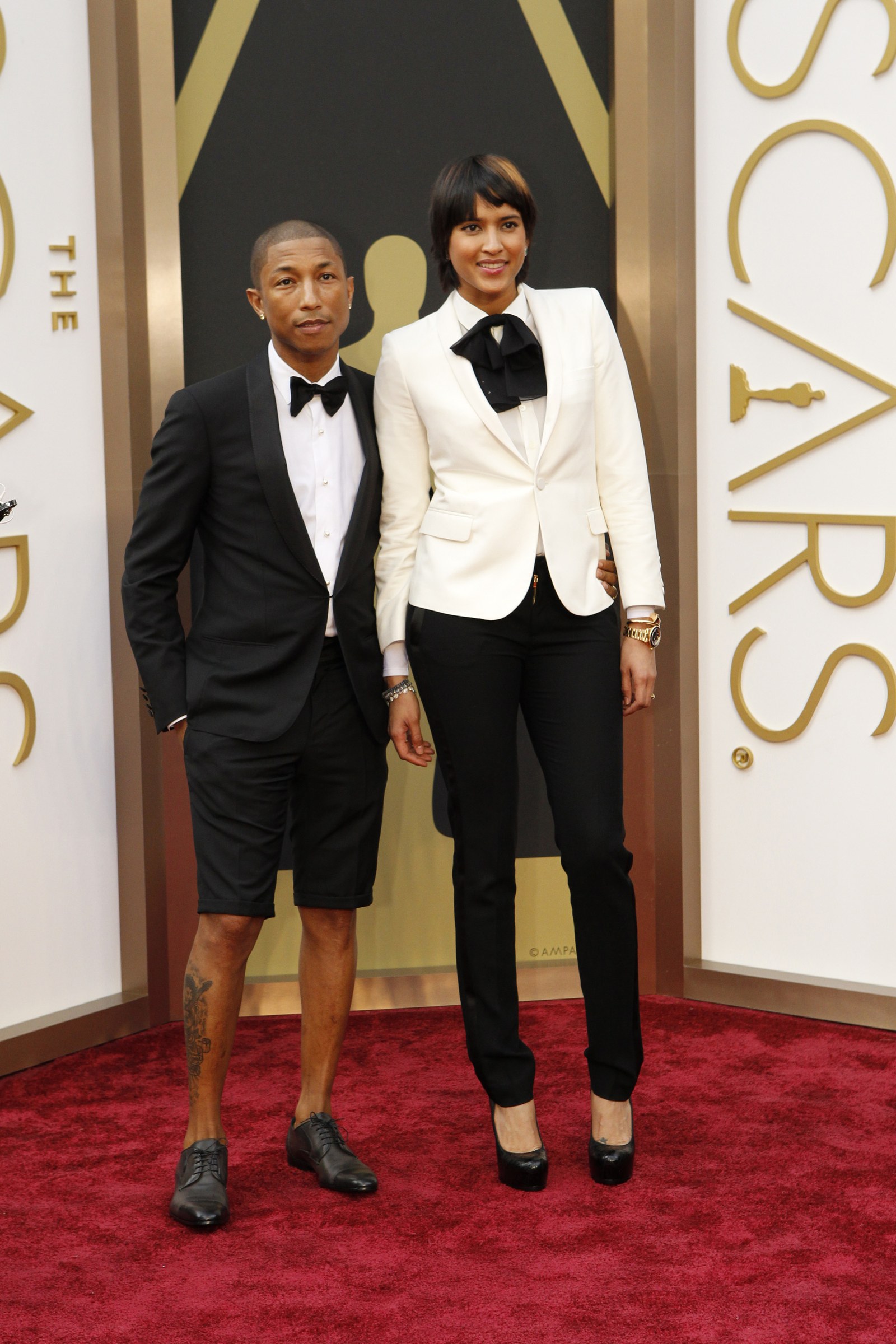 Vào năm 2014, Pharrell đã bỏ các bộ trang phục nam truyền thống để ủng hộ một bộ tuxedo Lanvin ngắn, hoàn chỉnh với quần short không phải quần dài. Anh cũng đi giày không mang vớ. Vẻ ngoài táo bạo đã khiến các nhà phê bình chia rẽ nhưng đã khiến ca sĩ trở thành một trong những người đàn ông mạo hiểm nhất Hollywood Hollywood.