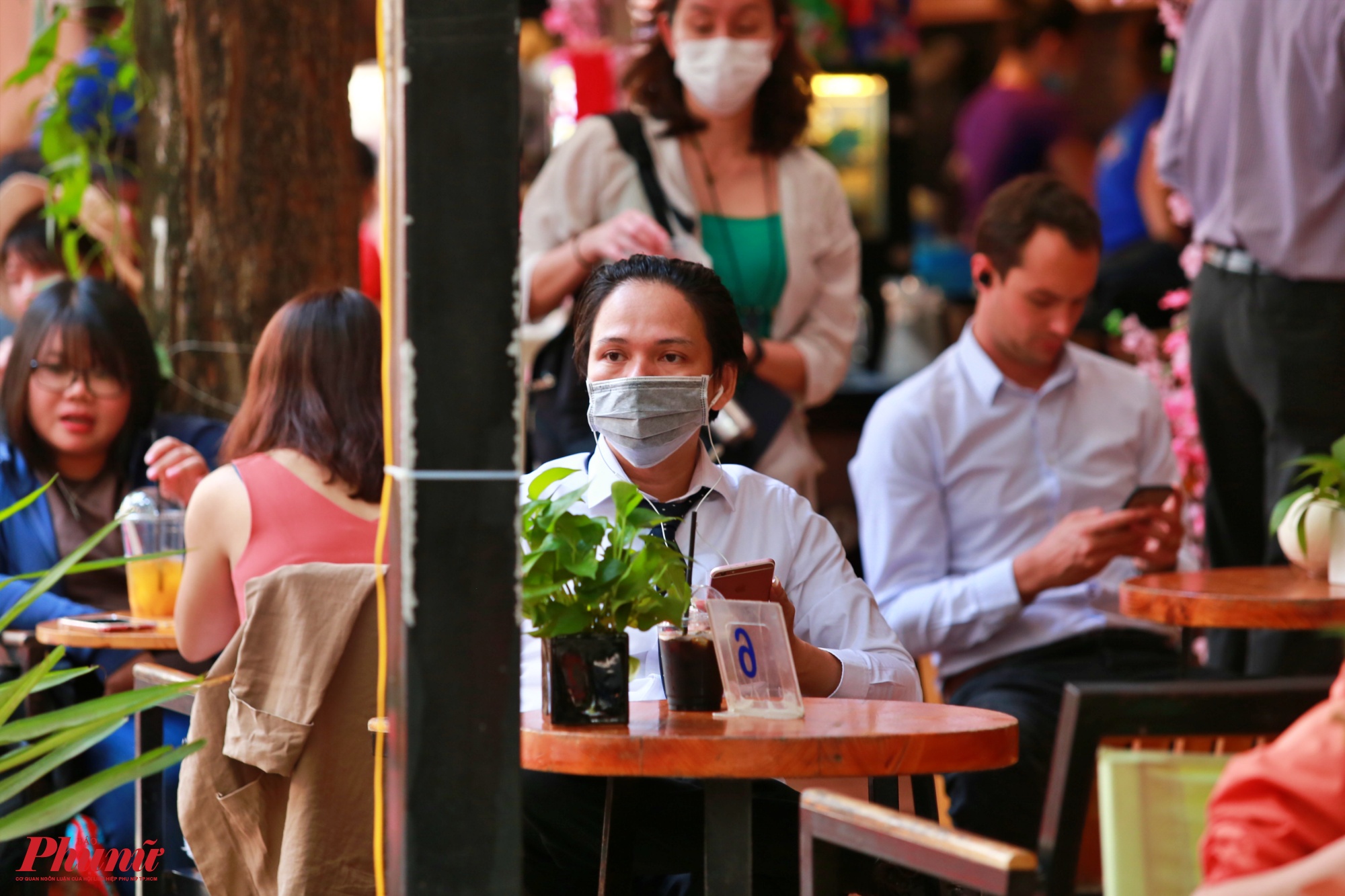 Theo ghi nhận, một số quán cà phê gần Nhà thờ Đức Bà hay đường sách Nguyễn Văn Bình, nhiều người cũng bị khẩu trang để phòng bệnh