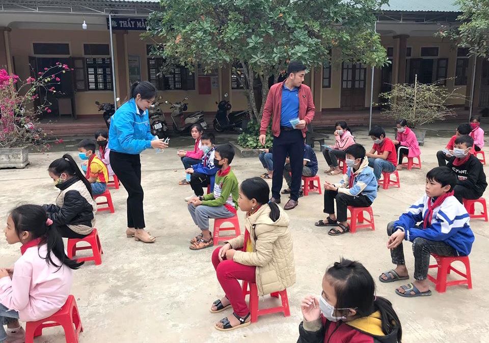 Các giáo viên một trường ở huyện miền núi Tương Dương, Nghệ An phát khẩu trang cho học sinh khi đến trường
