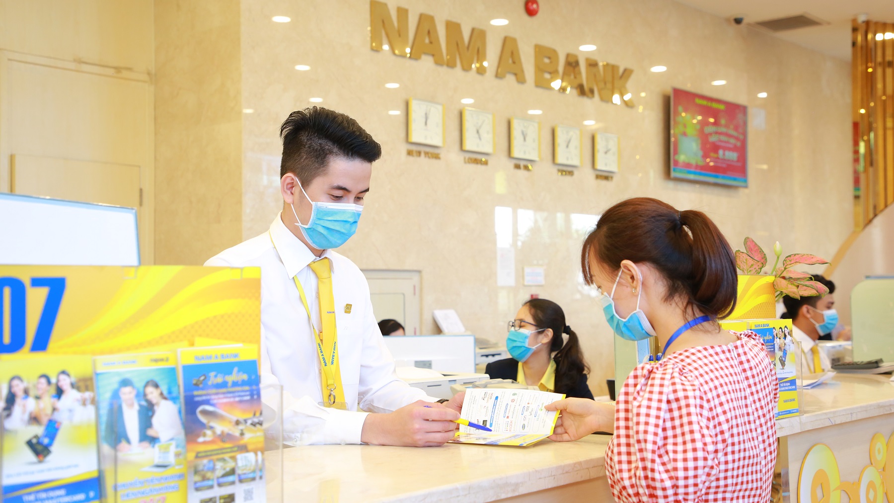 Nam A Bank đi đầu trong việc trang bị miễn phí khẩu trang y tế, dung dịch rửa tay sát khuẩn cho khách hàng