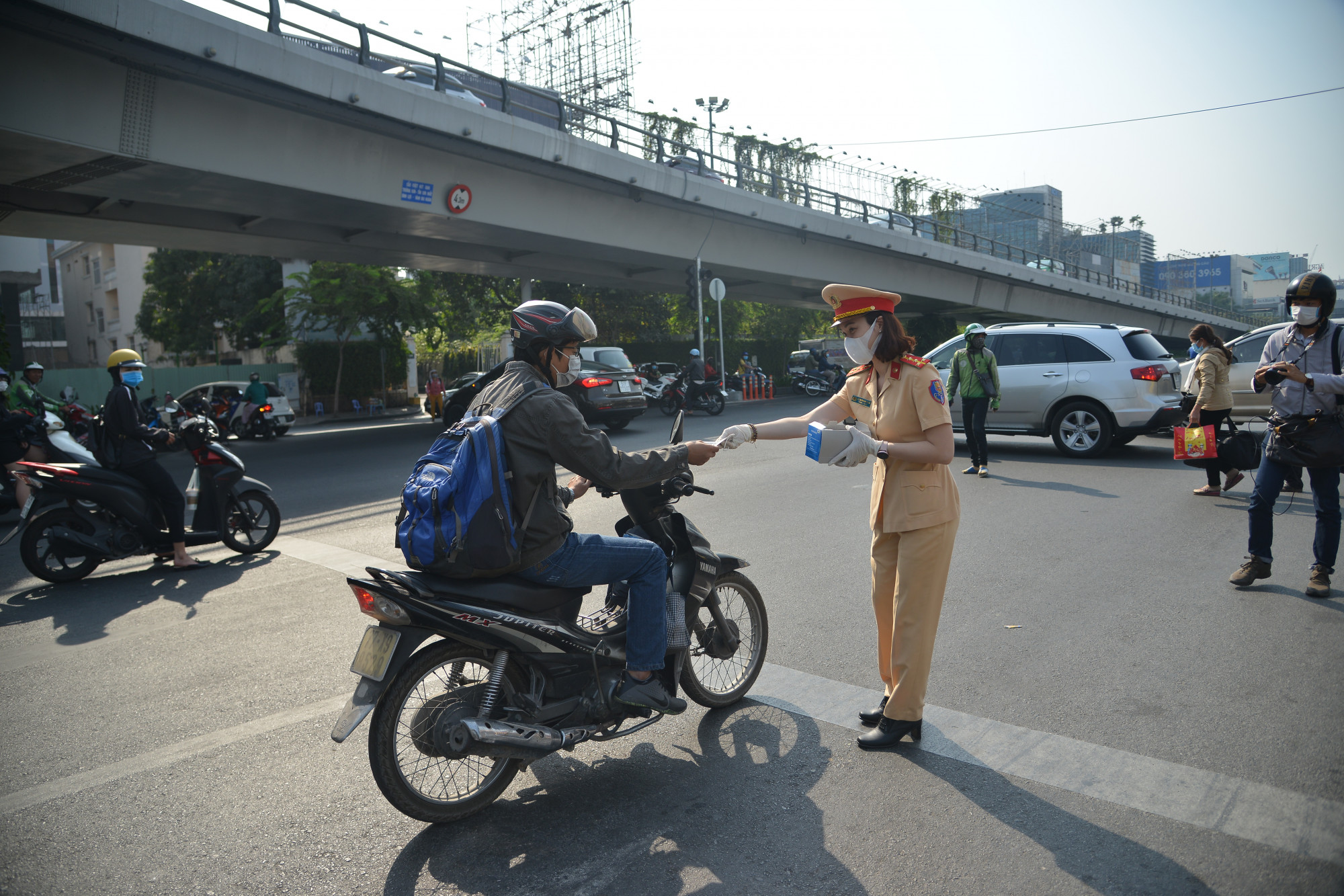 Những nhóm người này được xác định buộc phải đeo khẩu trang vì công việc tiếp xúc với nhiều người. Ảnh: Minh Thanh