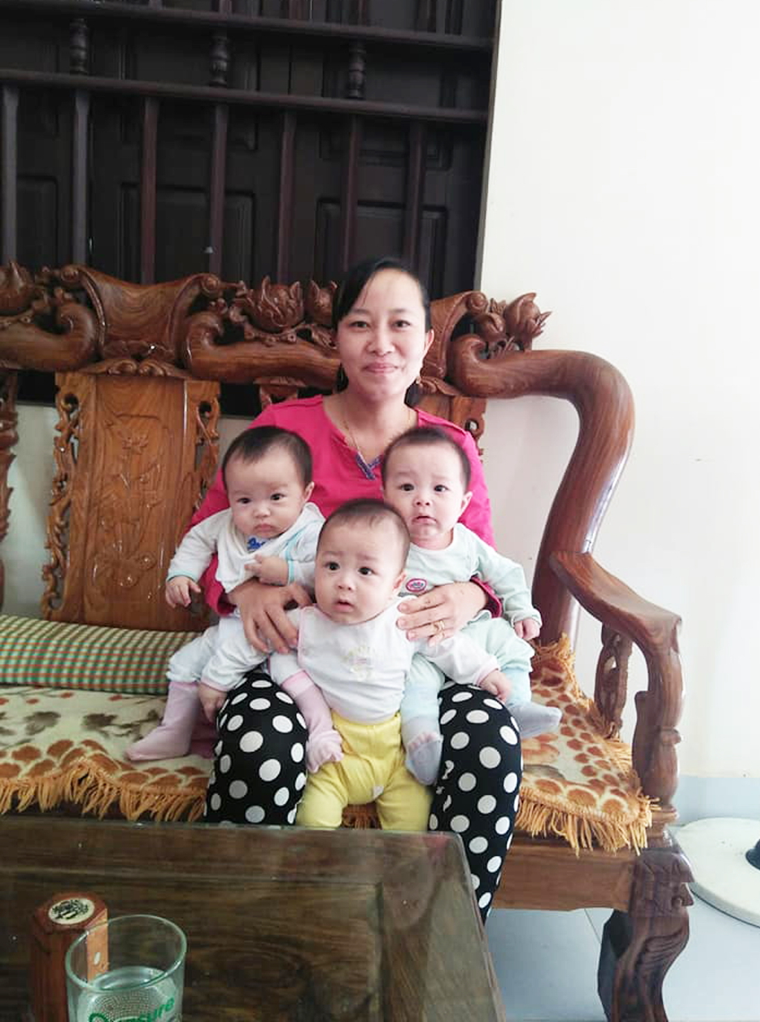 Chị Vũ Thị Phương cùng ba bé Ngô - Khoai - Sắn