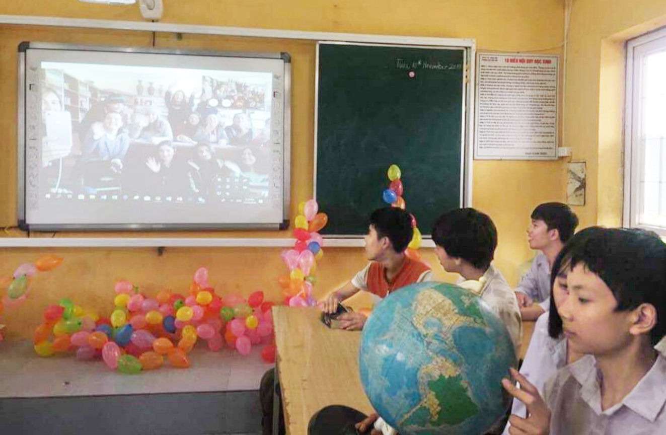 Học sinh của vùng quê Kim Động trong một tiết học tiếng Anh với các bạn châu Âu