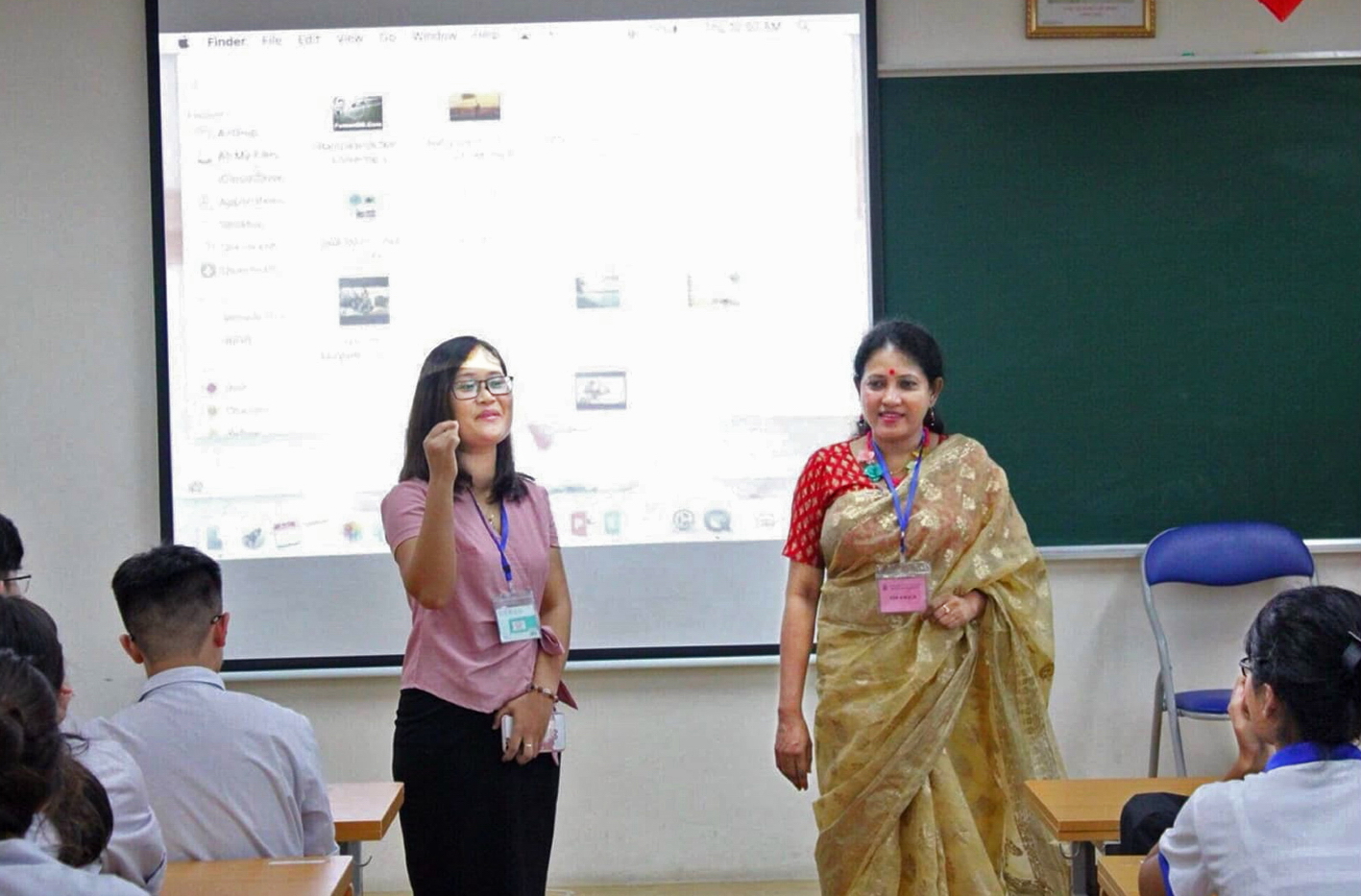 Không chỉ cùng học sinh học tiếng Anh trực tuyến với các lớp học khắp các châu lục, cô Phượng còn kết nối, mời giáo viên tiếng Anh người Ấn Độ về huyện miền núi Thanh Sơn giao lưu với học sinh