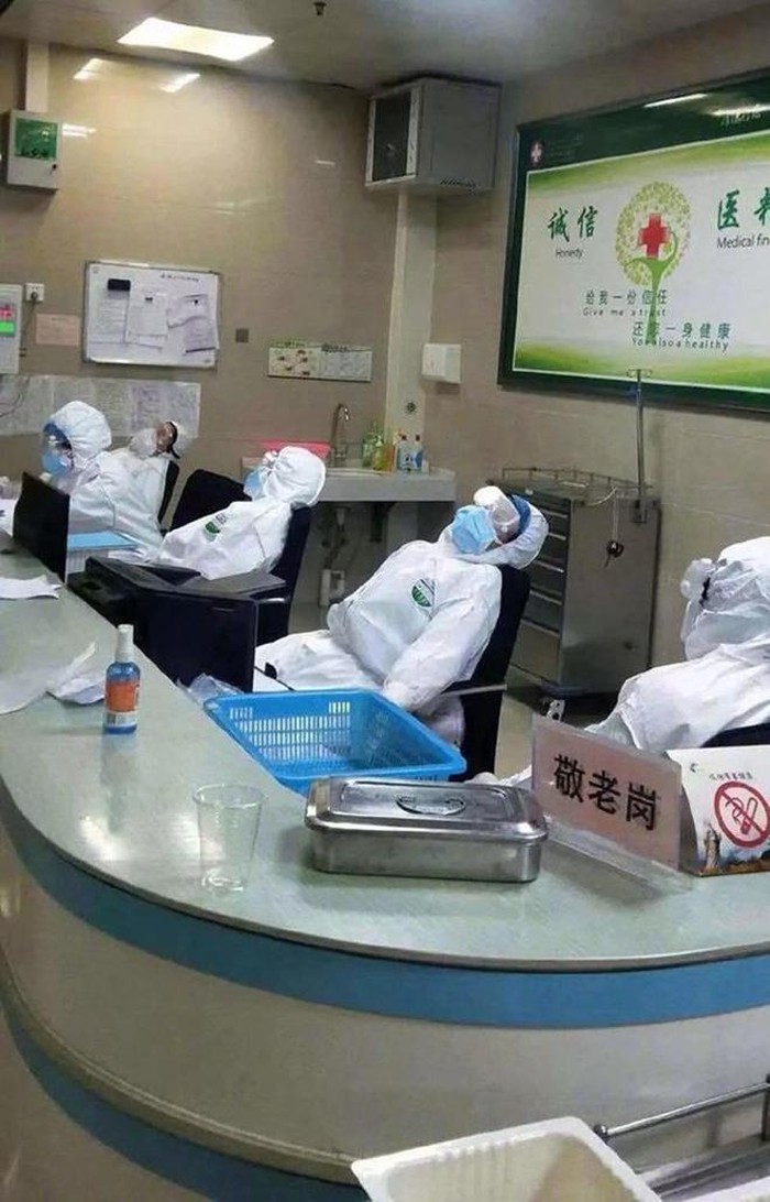 Đội ngũ y, bác sĩ nằm vật vã, kiệt sức khi phải làm việc quá sức hơn 20 tiếng mỗi ngày để điều trị cho số lượng bệnh nhân khổng lồ. Nhiều người phải nhịn ăn, mặc tã vì không có thời gian để đi vệ sinh. Họ mặc luôn bộ đồ bảo hộ kín và dày, không màn tháo khẩu trang khi chợp mắt vì quá mệt. Jiang Sida, nam bác sĩ đang công tác tại Bệnh viện Vũ Hán cho biết: Trong 4 ngày tôi làm việc hơn 70 giờ đồng hồ, thấy rõ dấu hiệu cơ thể quá tải nhưng còn đủ thời gian để nghỉ ngơi. Ngoài ra, khả năng miễn dịch thấp có thể khiến tôi dễ dàng bị lây nhiễm virus corona. Jiang Sida còn tâm sự thêm có một số đồng nghiệp đã bị cách ly vì nhiễm bệnh nhưng không dám báo cho người nhà sợ họ lo lắng.
