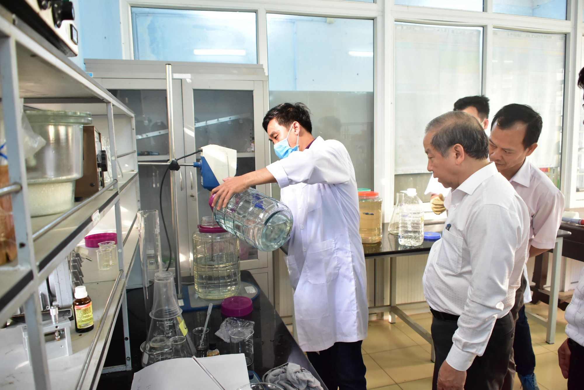 Ông Phan Ngọc Thọ - Chủ tịch UBND tỉnh Thừa Thiên - Huế thăm phòng thí nghiệm, sản xuất nước rửa tay khô diệt khuẩn ngày 6/2 và trao hỗ trợ 50 triệu đồng cho trường