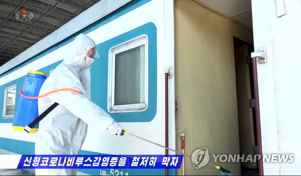 Khử trùng một toa tàu ở Triều Tiên. Ảnh: Yonhap