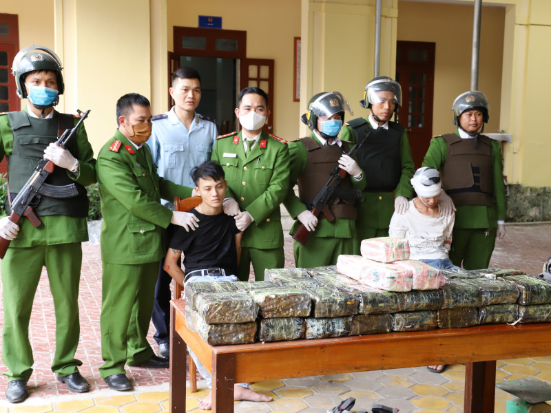 Hai nghi phạm vận chuyển ma túy cùng tang vật vụ án