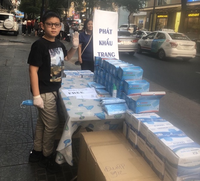 Andy Đào Nguyễn dùng tiền lì xì để mua khẩu trang phát miễn phí cho người dân giữa lúc dịch bệnh virus corona bùng phát nhận được nhiều khen ngợi. Ảnh từ Internet