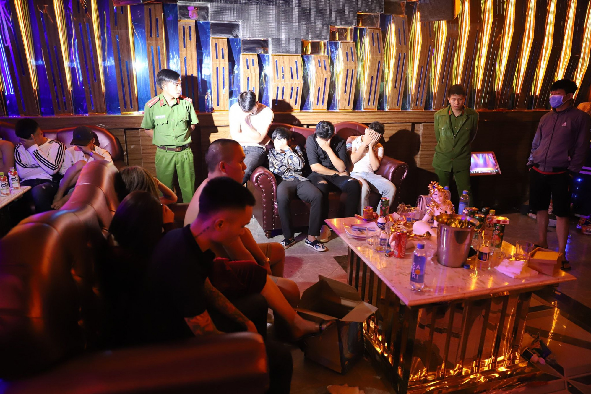 Hơn 20 thanh niên nam, nữ vào quán karaoke sử dụng ma túy đá