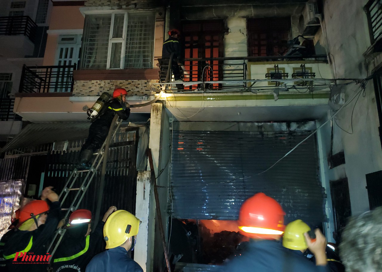 Lực lượng chữa cháy phải dùng thang leo lên tầng 01 của căn nhà triển khai chữa cháy, chống cháy lan.