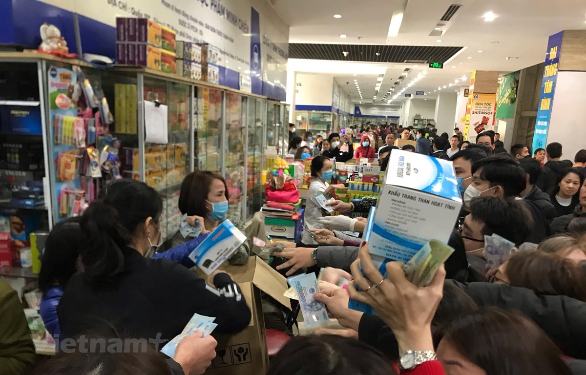 Chen lấn mua khẩu trang tại chợ thuốc lớn nhất miền Bắc - Ảnh: Sơn Bách/Vietnam+
