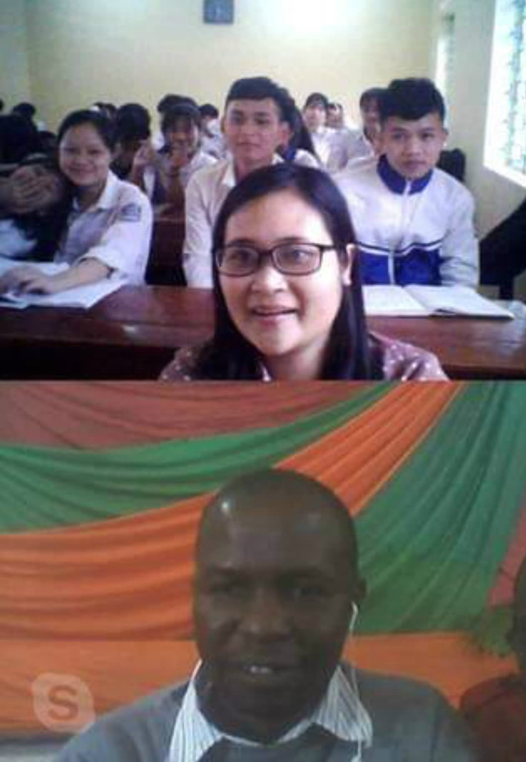 Cô Hà Ánh Phượng và học sinh trong một buổi học tiếng Anh với thầy giáo châu Phi