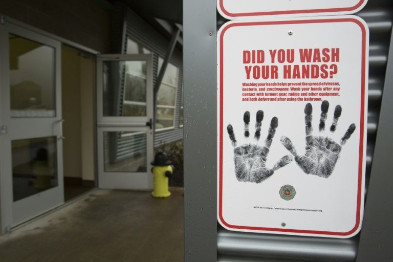 Rửa tay thường xuyên, vệ sinh môi trường xung quanh bằng dung dịch sát khuẩn là những cách hiệu quả để phòng tránh virus.