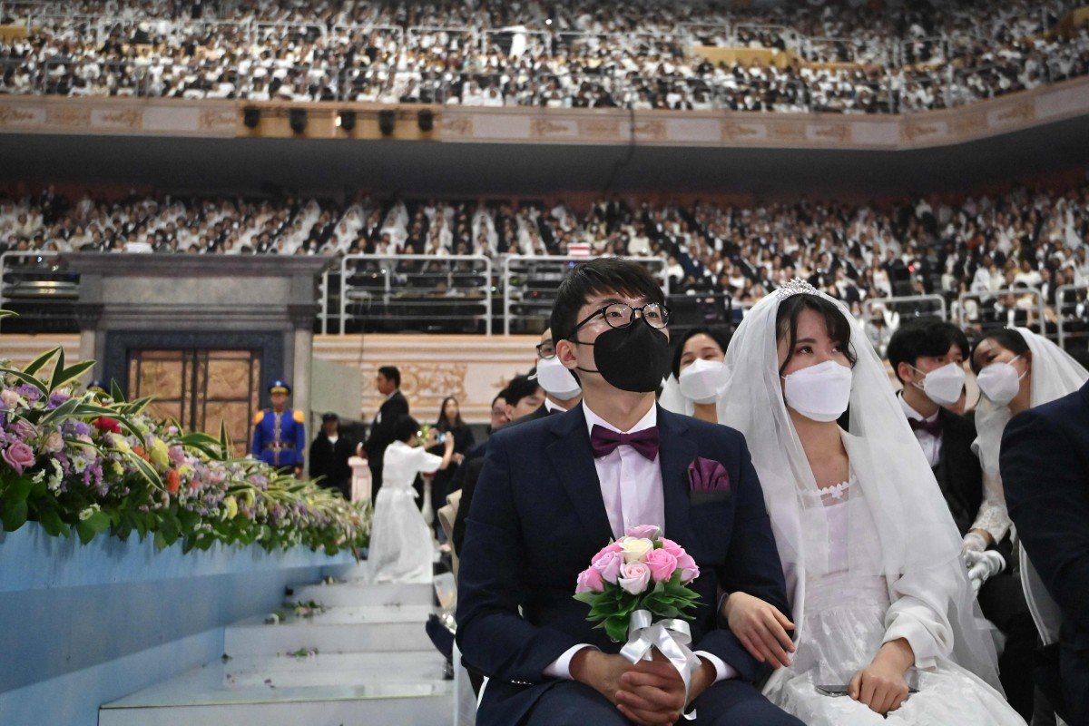Một lễ cưới được Giáo hội Thống nhất Hàn Quốc tổ chức ở thành phố Gapyeong hôm 7/2, tất cả những người tham dự đều đeo khẩu trang để tránh sự lây lan của virus corona - Ảnh: AFP