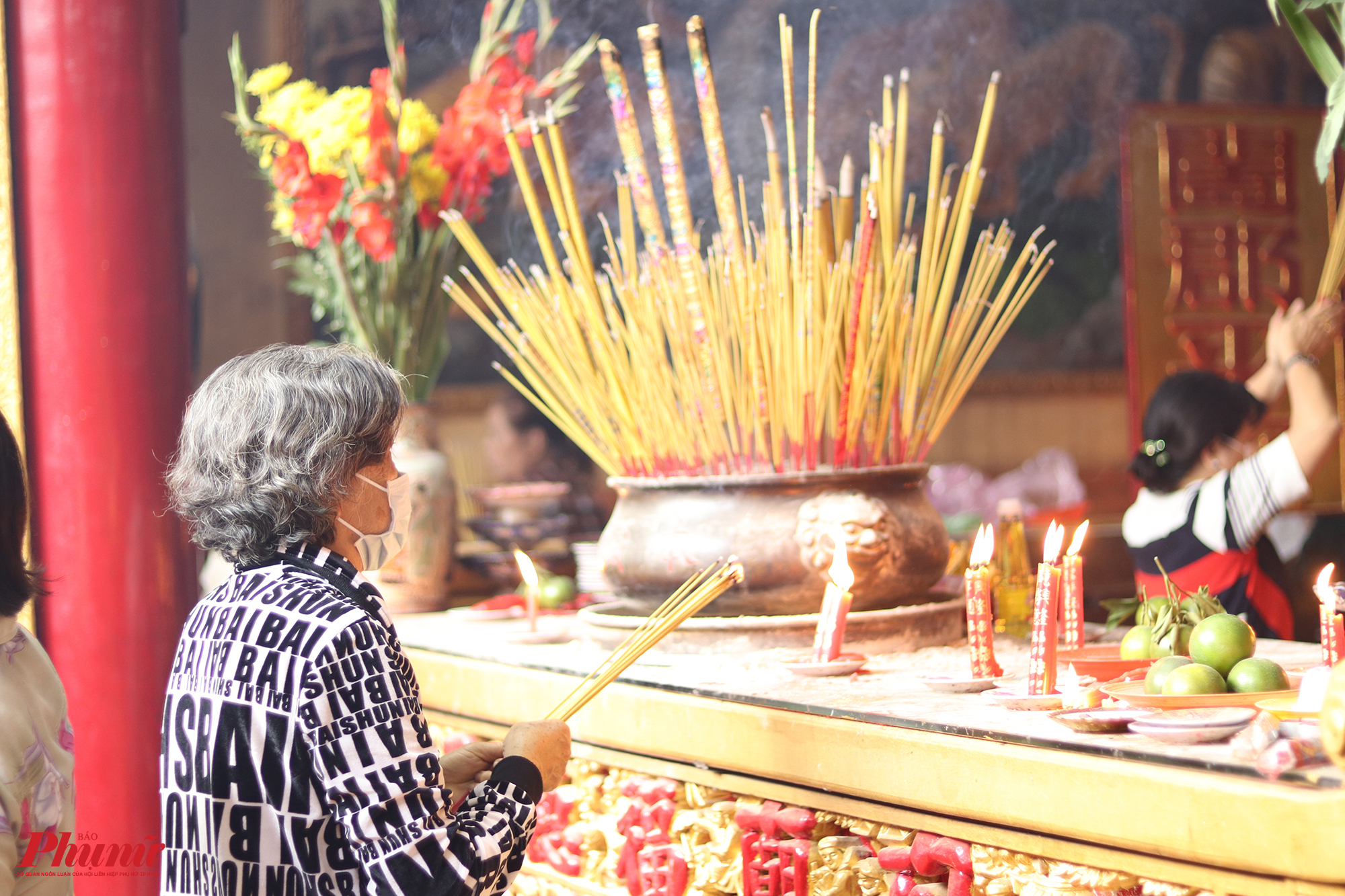 Cảnh tượng nhang khói mịt mù cũng diễn ra tại chùa Ông Bổn (Hội quán Nhị Phủ, Q.5, TPHCM). 