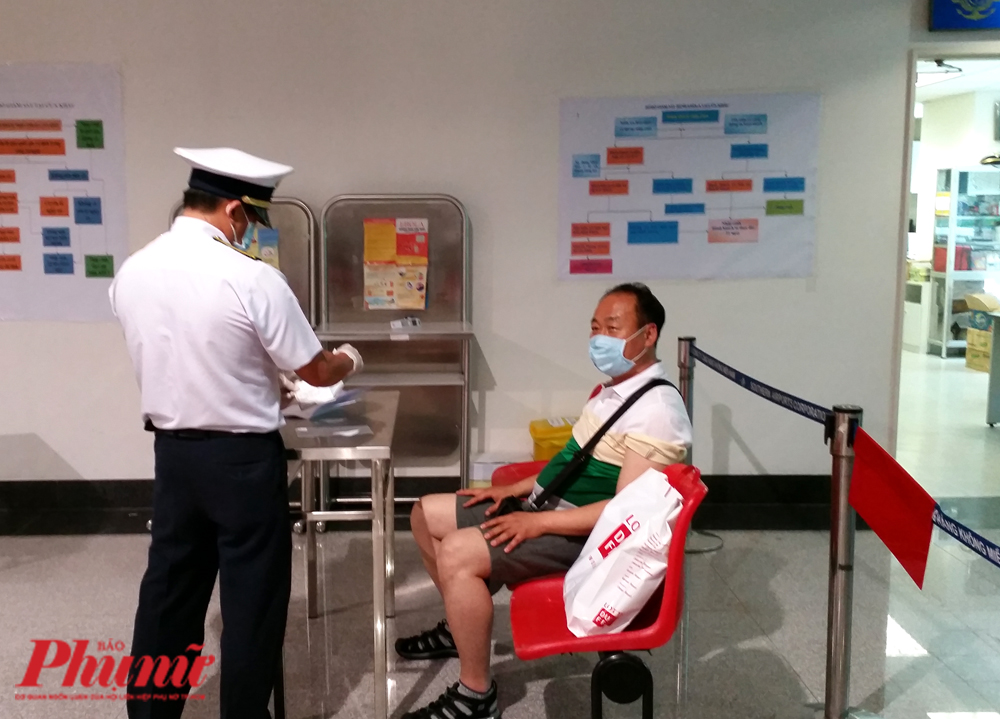 Kiểm tra thông tin dịch tễ hành khách nhập cảnh tại sân bay Tân Sơn Nhất