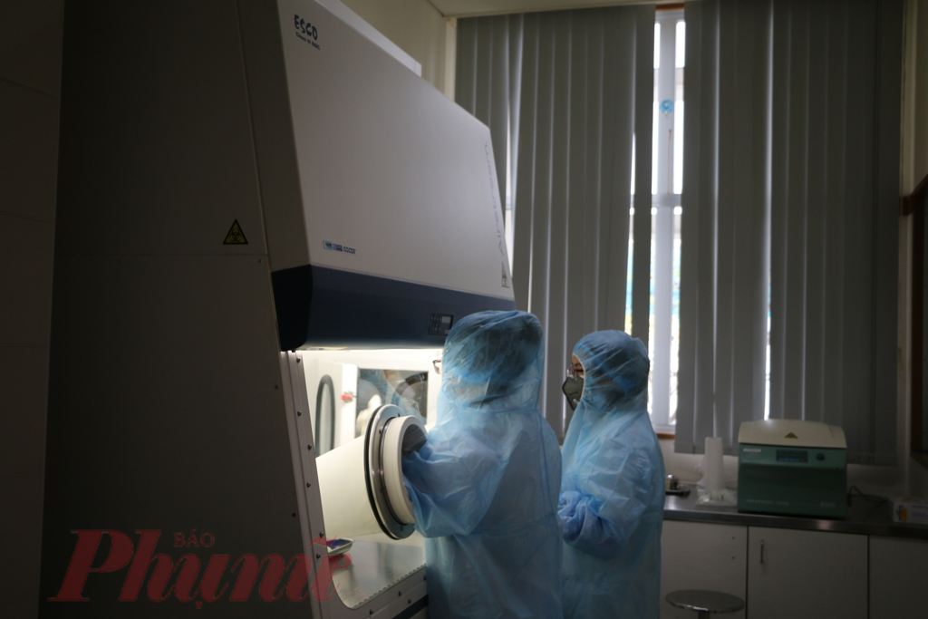Bác sĩ Phan Nữ Diệu Hồng cùng cửa nhân kỹ thuật Thanh Lan tại khi vực xét nghiệm xét nghiệm chủng mới của vi rút  nCoV tại Khoa vi sinh- Bệnh viện T.Ư Huế