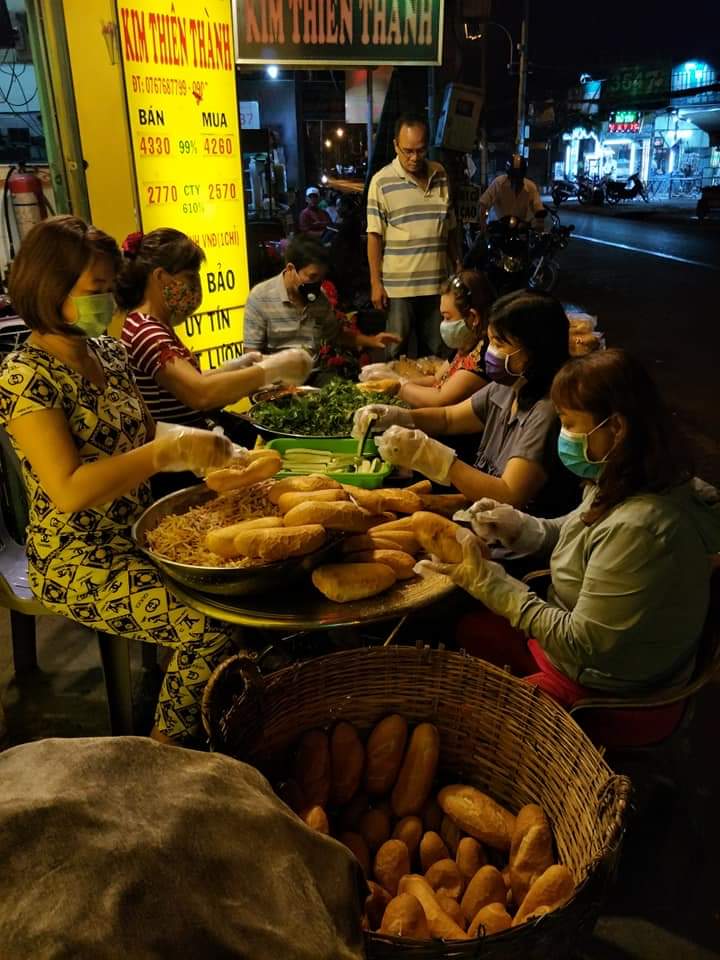 và bánh mì để trao tặng người đi đường vào lúc sáng sớm. 