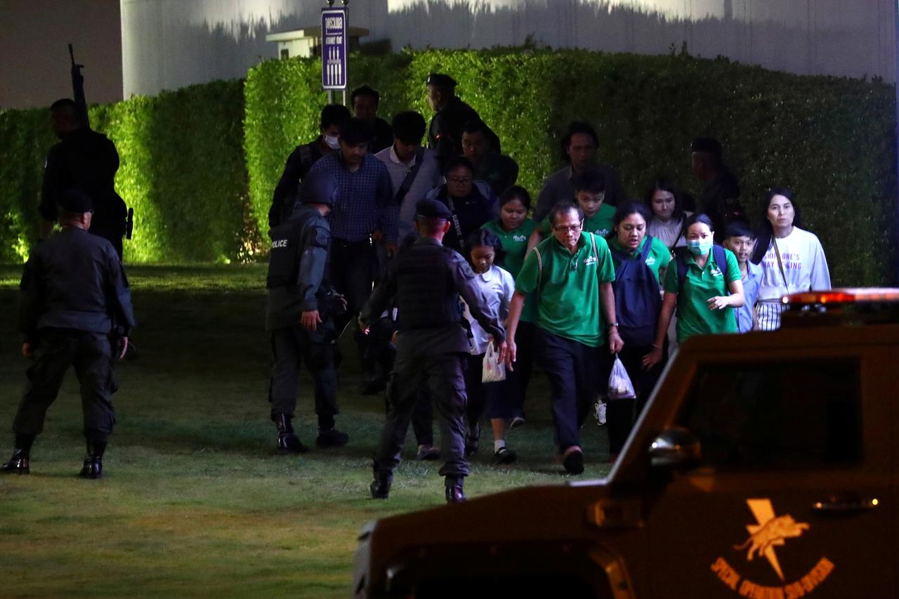 Lực lượng an ninh Thái Lan sơ tán người dân khỏi trung tâm thương mại Terminal 21 ở Nakhon Ratchasima và truy lùng kẻ xả súng giết người đang ẩn náu bên trong - Ảnh: Reuters