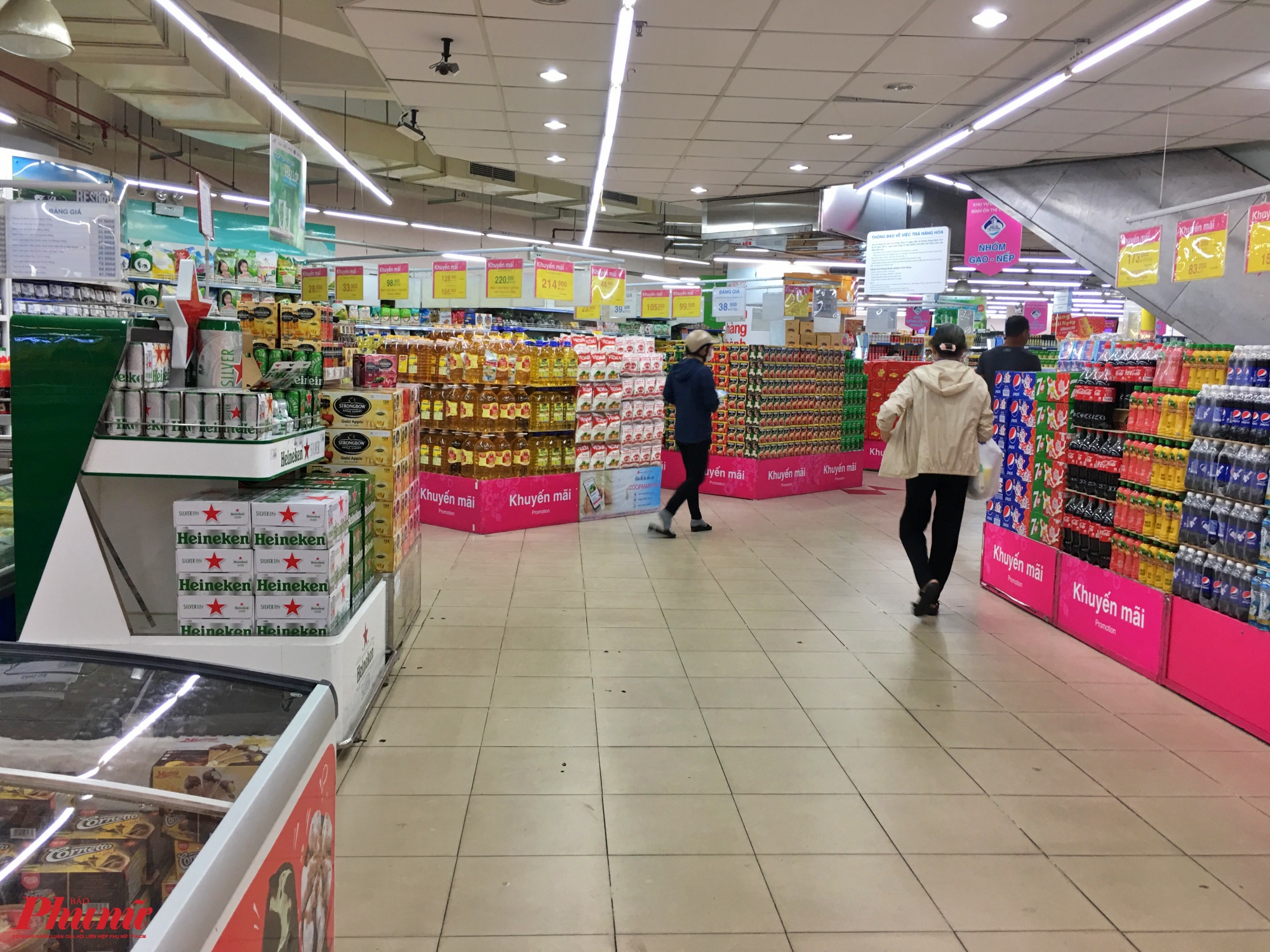 Siêu thị Coop Mart đường Nguyễn Kiệm cũng vắng vẻ. Tính đến 12h ngày 9/2, tại Việt Nam có 14 trường hợp nhiễm bệnh trong đó có 11 người Việt Nam (2 người đã khỏi bệnh), một người Việt quốc tịch Mỹ,  2 người Trung Quốc (1 người đã khỏi)