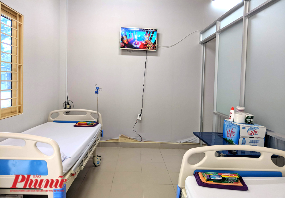 Trong một phòng cách ly có 2 giường bệnh mới toanh, có tivi kết nối wifi, có nhà vệ sinh. 