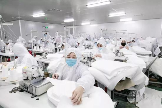 Các coog ty thời trang Trung Quốc chuyển đổi mô hình sản xuất khẩu trang và đồ bảo hộ y tế giữa tâm dịch virus corona.