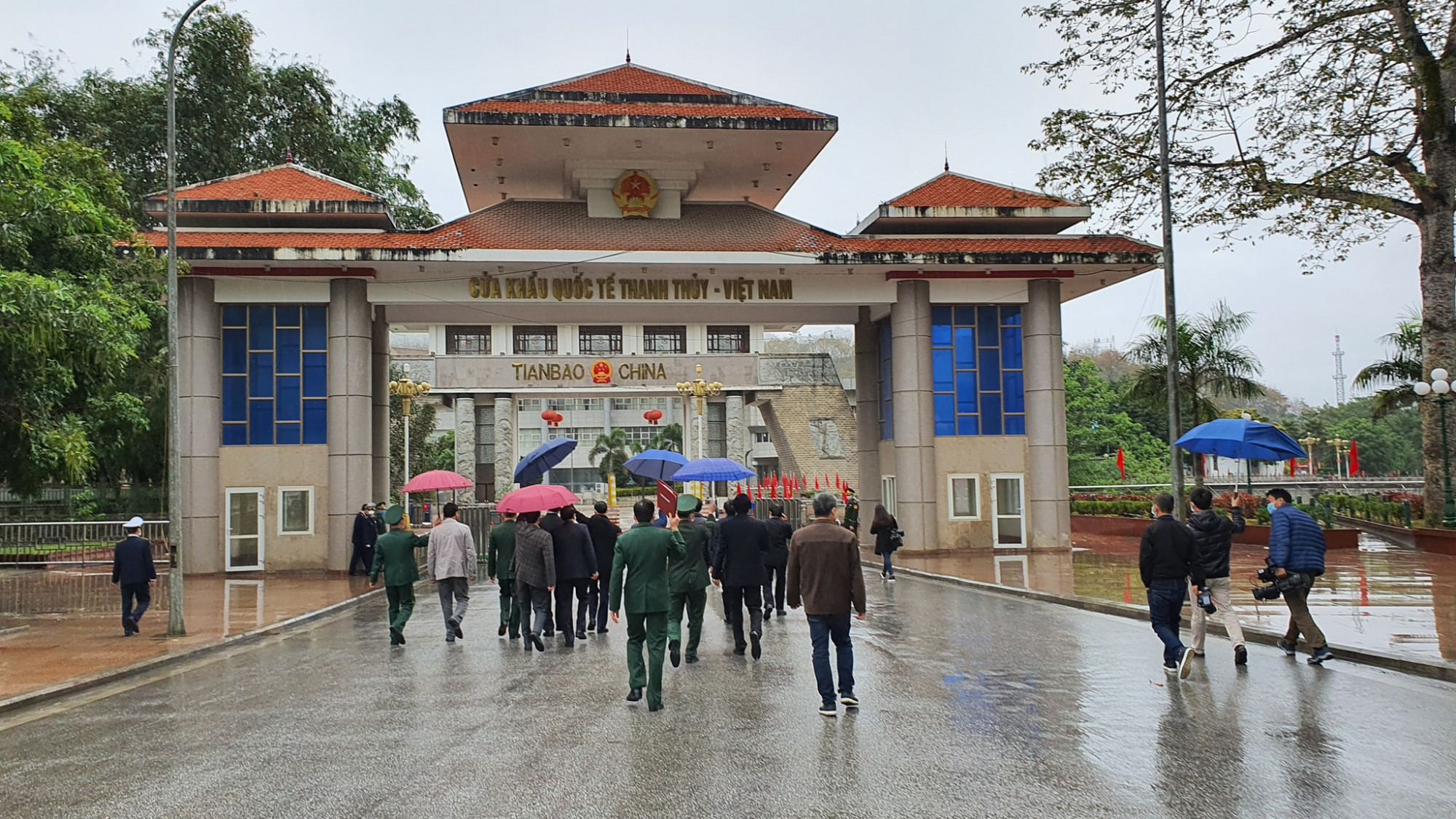 đoàn công tác của Bộ Y tế do Thứ trưởng Bộ Y tế Đỗ Xuân Tuyên làm trưởng đoàn đã đi kiểm tra công tác phòng chống dịch bệnh viêm đường hô hấp cấp do chủng mới của virus corona gây ra tại tỉnh Hà Giang