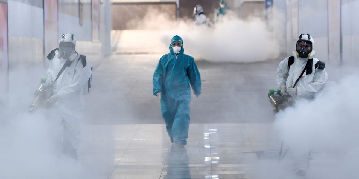 Thành phố Vũ Hán khử trùng 2 lần/ngày để ngăn chặn virus lây lan.