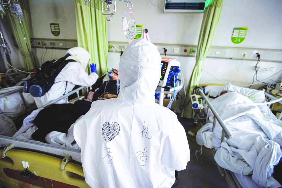 Nhân viên y tế trong bộ đồ bảo hộ đến thăm bệnh nhân tại khu cách ly thuộc một bệnh viện ở Vũ Hán ngày 6/2 - Ảnh: Reuters 