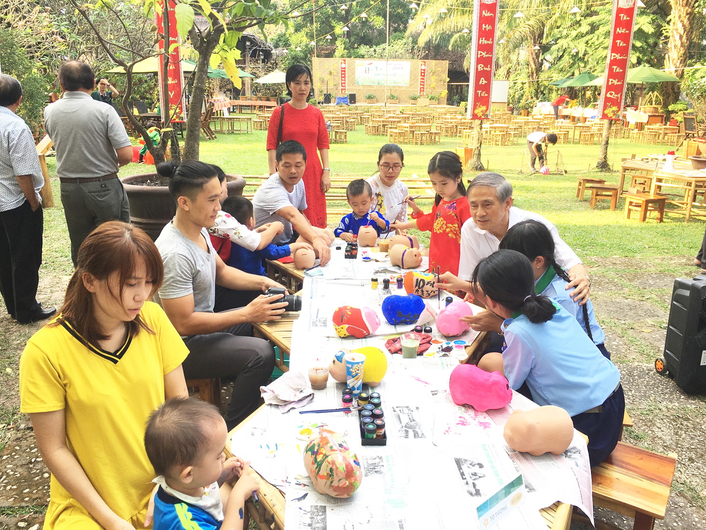 Hoạt động văn hóa dân gian trong các dịp tết Việt tại Vườn Minh Trân - Ảnh: Quốc Ngọc