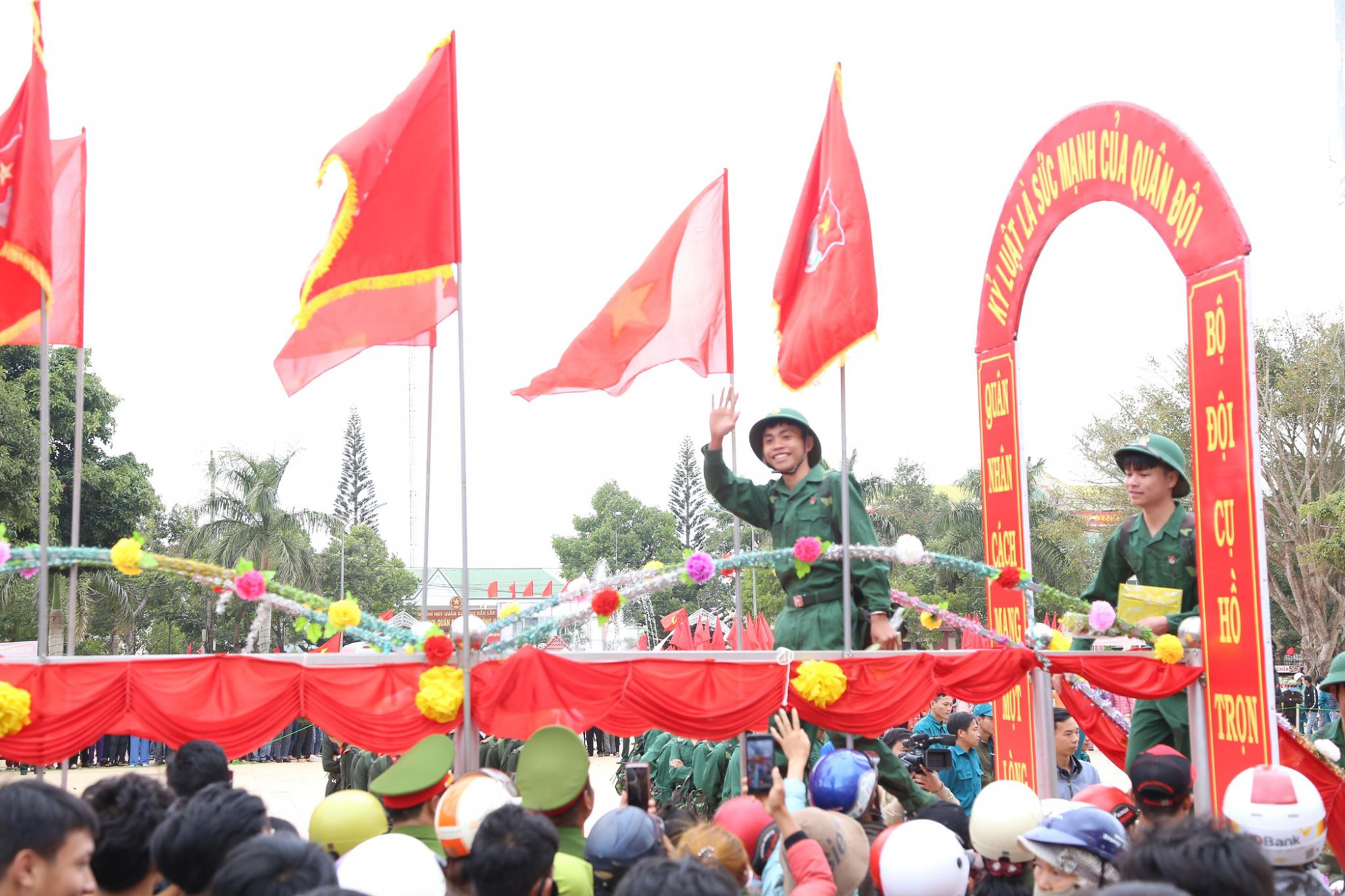 Hàng nghìn tân binh hăng hái lên đường tham gia nghĩa vụ quân sự