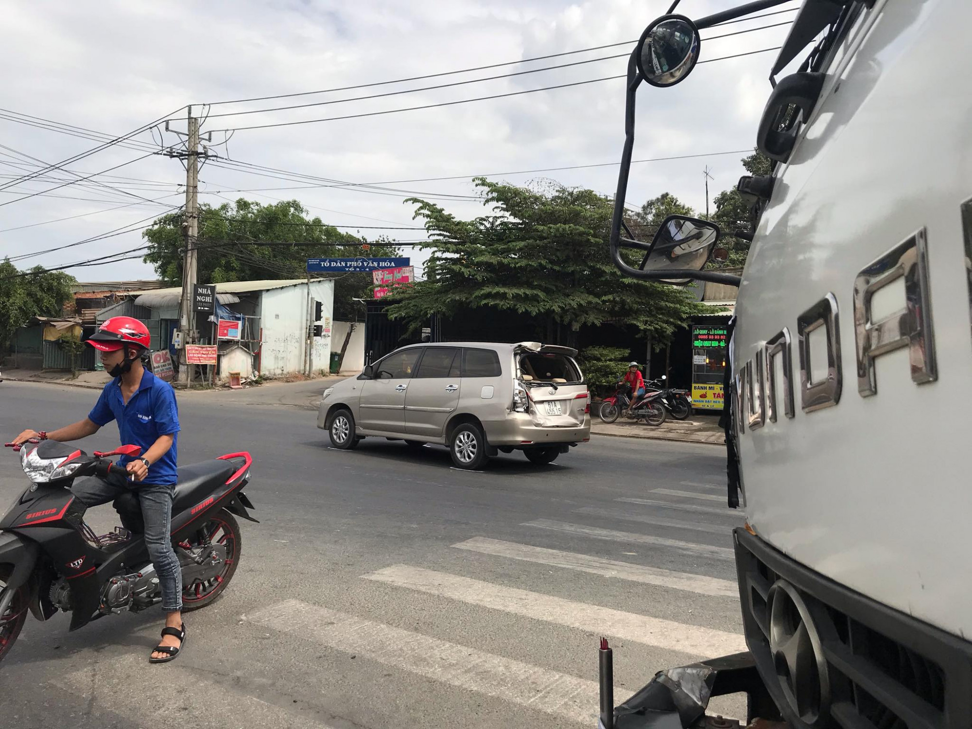 Đuôi xe du lịch móp méo sau cú tông từ phía sau