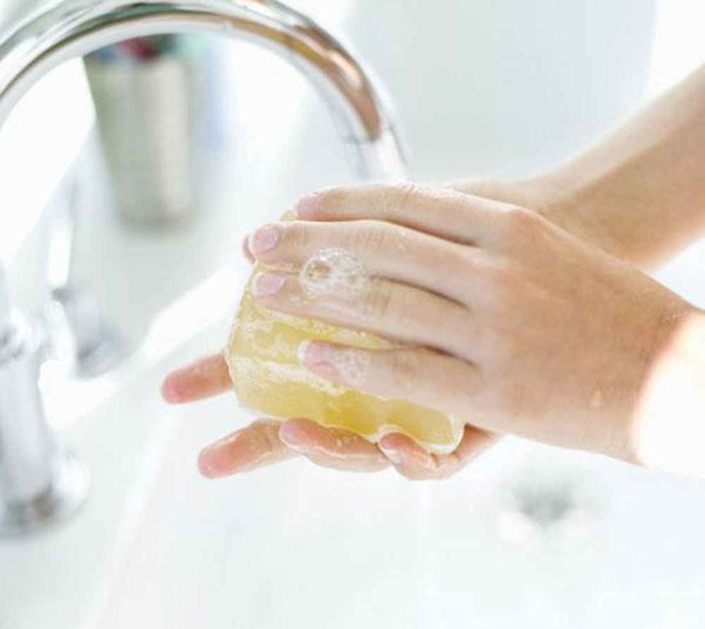 Hãy thường xuyên rửa tay bằng xà bông dưới vòi nước chảy