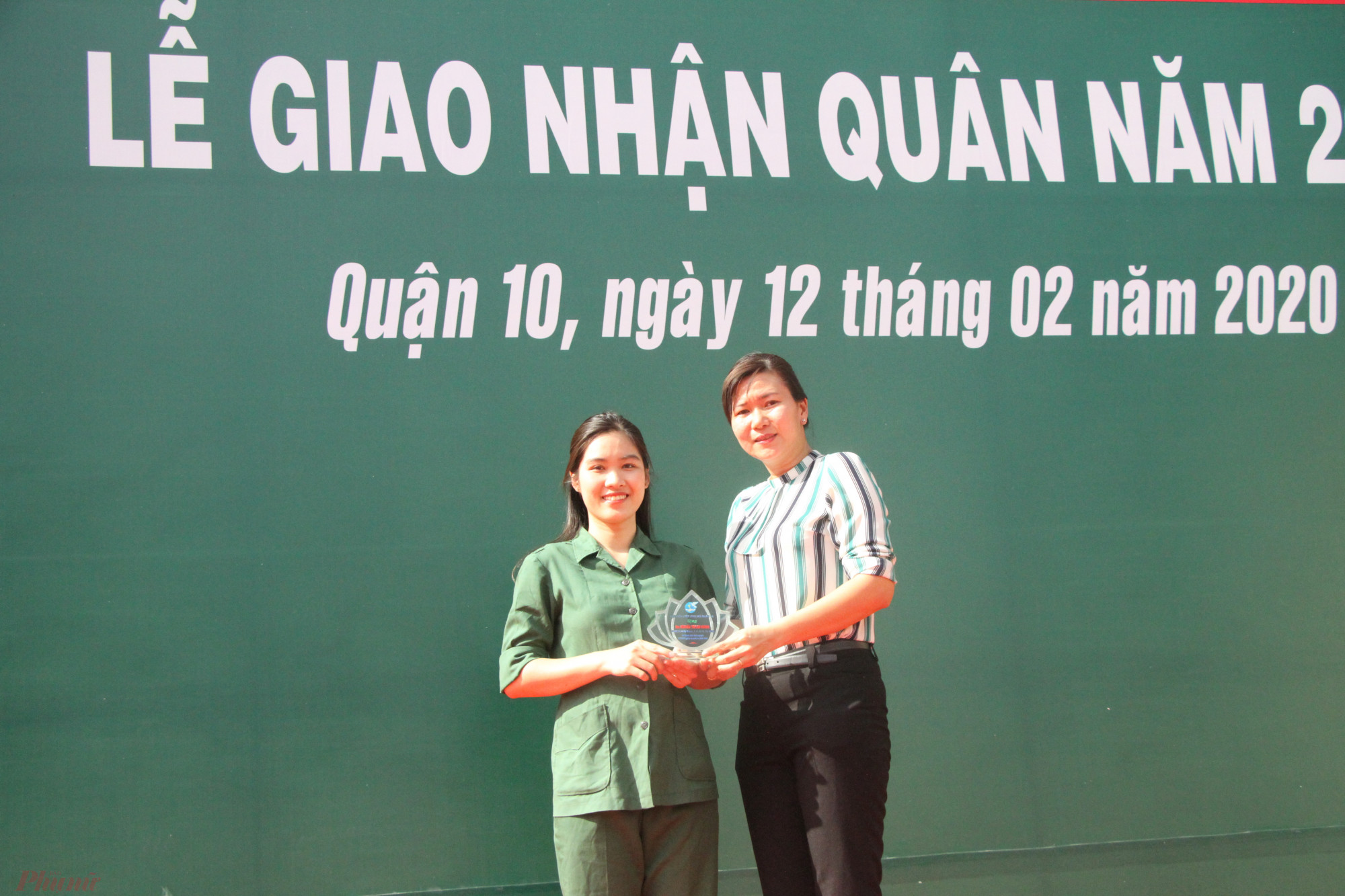 Bà Lê Thị Thu Hồng, Chủ tịch Hội LHPN quận 10, tặng quà chúc mừng nữ tân binh Nguyễn Thị Lan Hương.