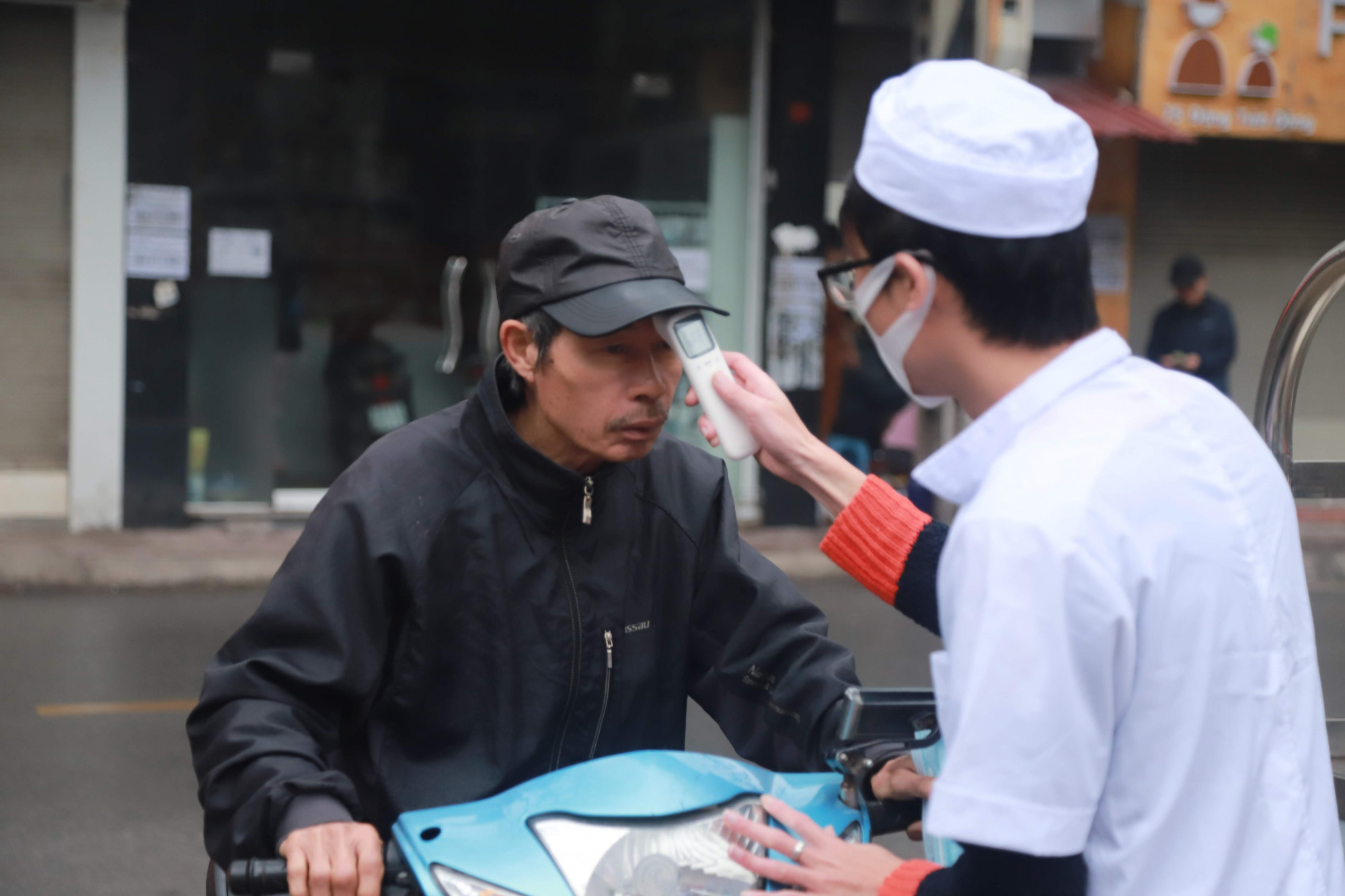 Người đến đưa tiễn các tân binh lên đường làm nhiệm vụ với Tổ quốc cũng được đo thân nhiệt tại cổng...