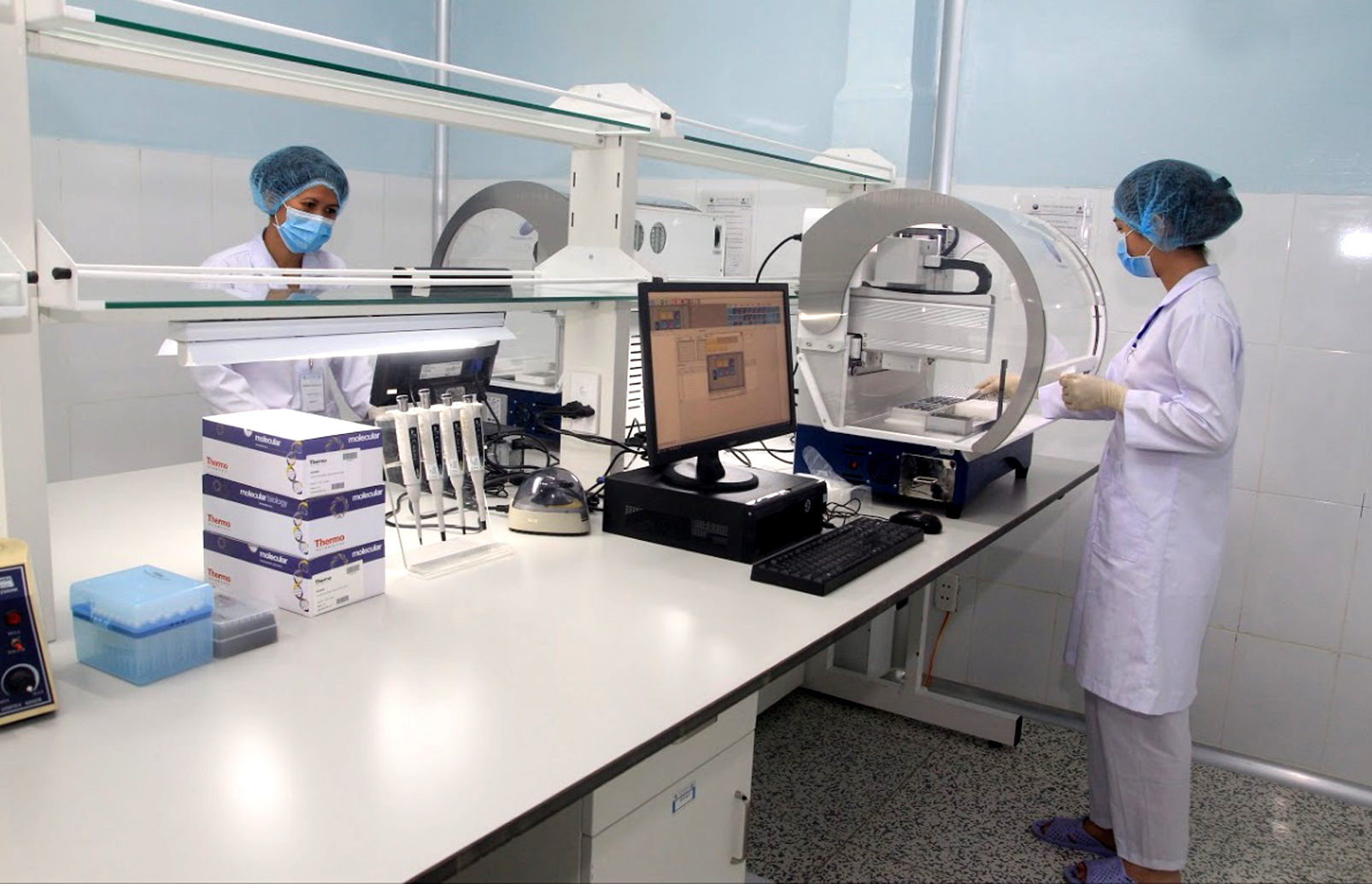 Quá trình nghiên cứu để đưa vào sản xuất bộ sinh phẩm xét nghiệm vi-rút corona 2019-nCoV tại phòng thí nghiệm của Công ty Việt Á - Ảnh: Quốc Ngọc