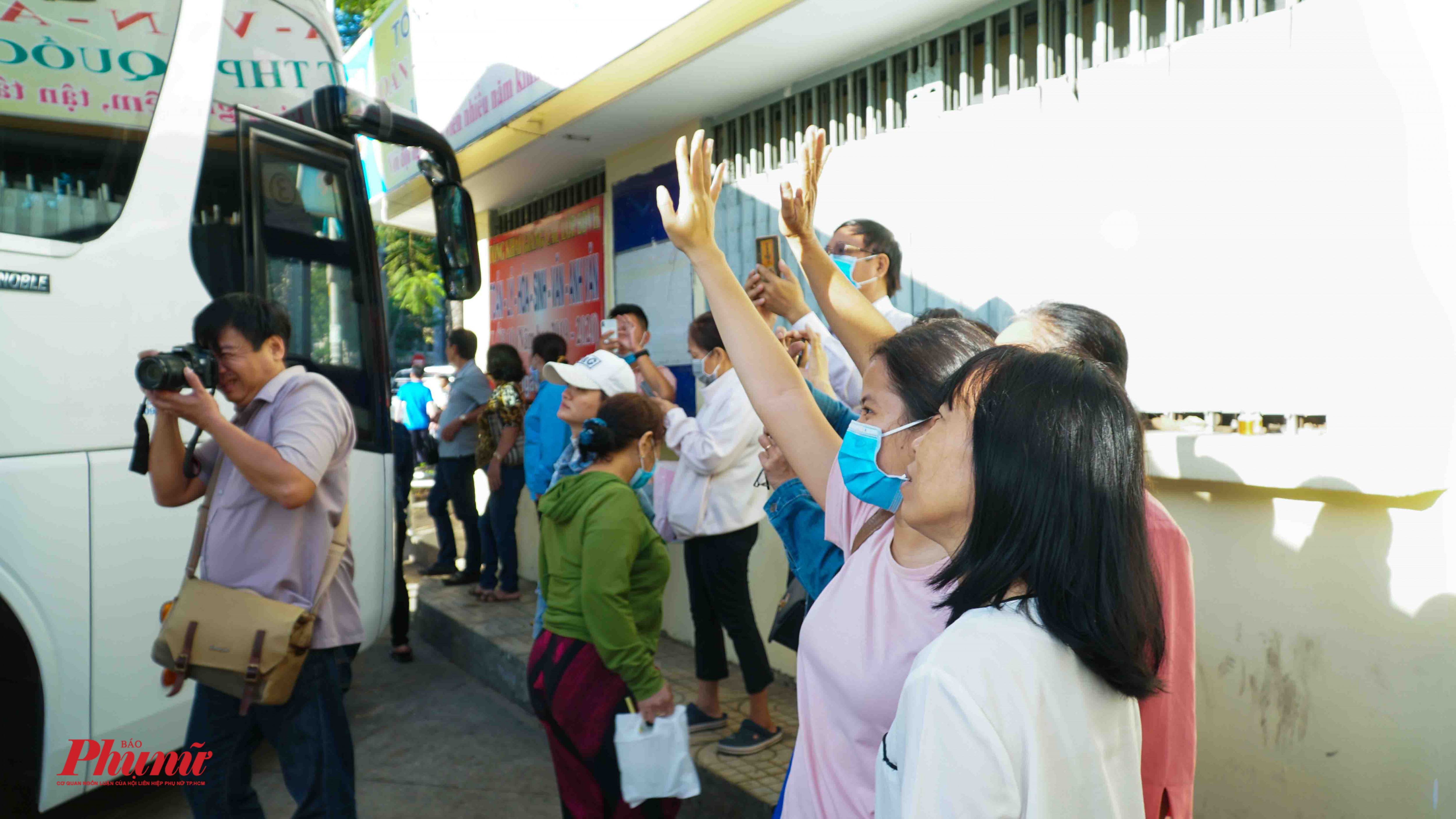 Đoàn người vẫy tay chào con em mình nhập ngũ