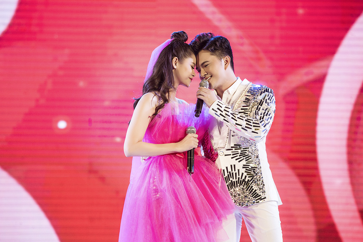 Nam Cường hoà giọng với Trương Quỳnh Anh trong ca khúc Lấy anh đi trên sân khấu.