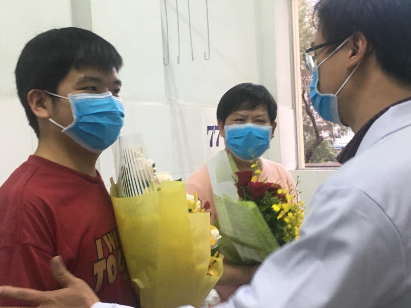 Hai cha con ông Li Ding bị rịn chia tay các sĩ Nguyễn Ngọc Sang - một trong những người trực tiếp điều trị 