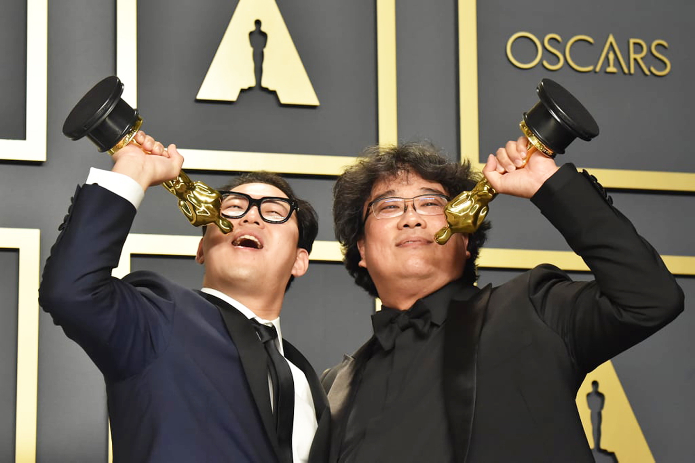 Han Jin Won (trái) và đạo diễn Bong Joon Ho tại lễ trao giải Oscar 2020