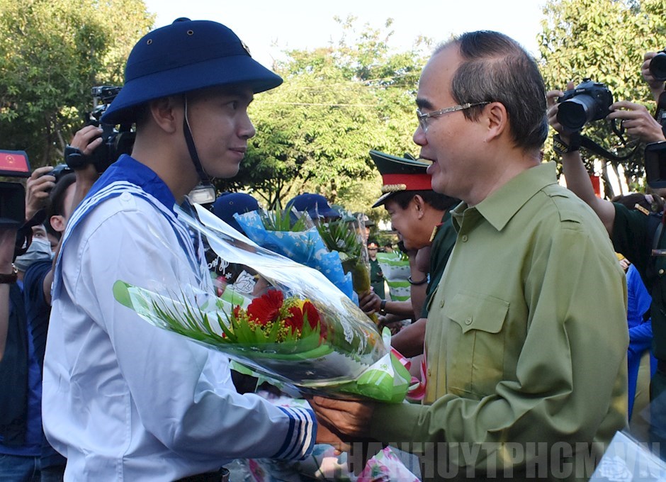 Ủy viên Bộ Chính trị, Bí thư Thành ủy TP HCM Nguyễn Thiện Nhân tặng hoa cho tân binh