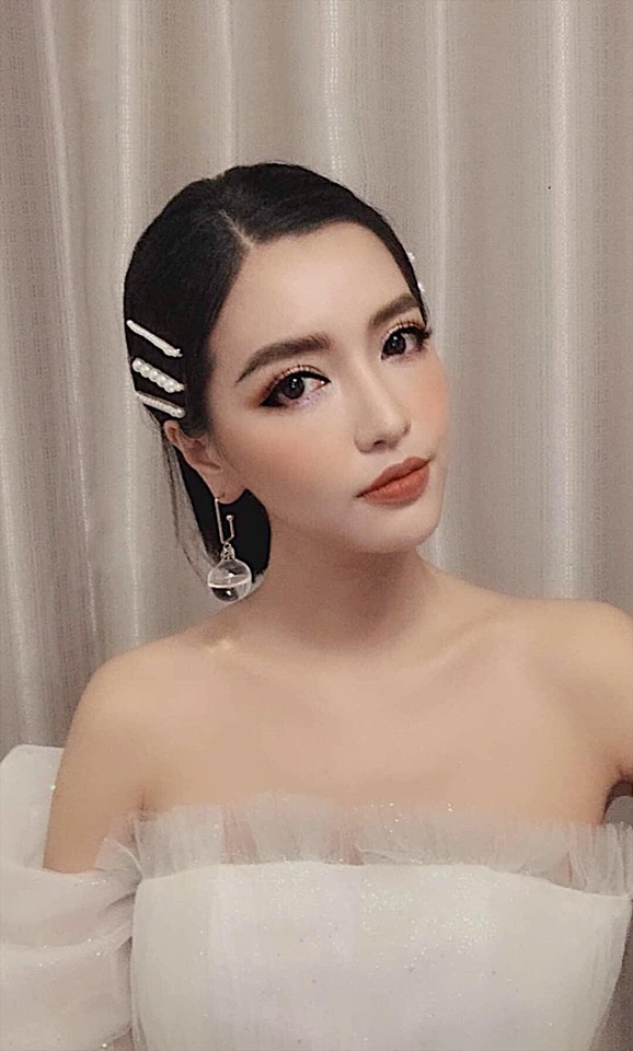 Không chỉ khán giả, hot trend “bông tai bong bóng” cũng được khá nhiều nghệ sĩ nữ showbiz Việt yêu mến. Ca sĩ Bích Phương khoe nhan sắc ngọt ngào trong đôi khuyên tai đang gây sốt.