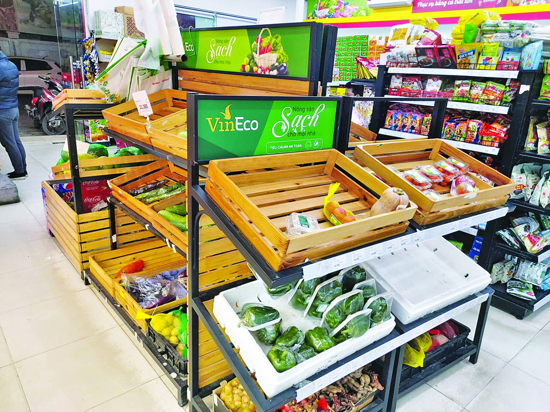  Tại siêu thị VinMart Nghĩa Tân, Q.Cầu Giấy, Hà Nội, quầy rau quả trống trơn ngay sau khi được xếp lên kệ - Ảnh: H. Hạnh
