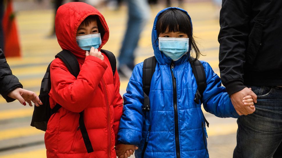 Trẻ em Hồng Kông đeo khẩu trang chống coronavirus trong ngày Tết Nguyên đán Canh Tý - Ảnh: AFP/Getty Images