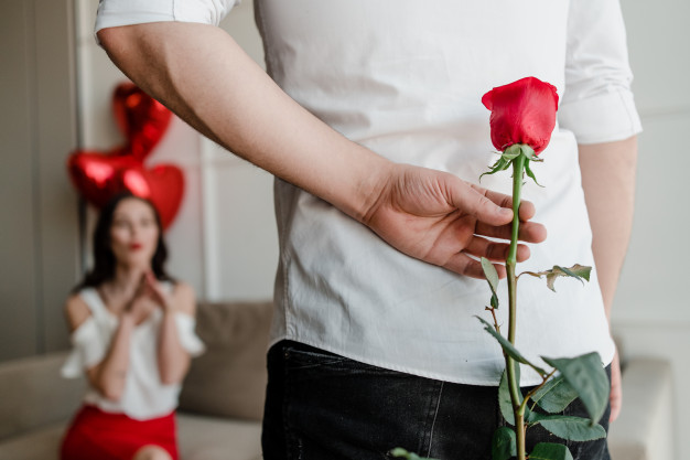 Vợ chồng hiểu nhau, valentine đôi khi chỉ cần một đóa hồng là đủ