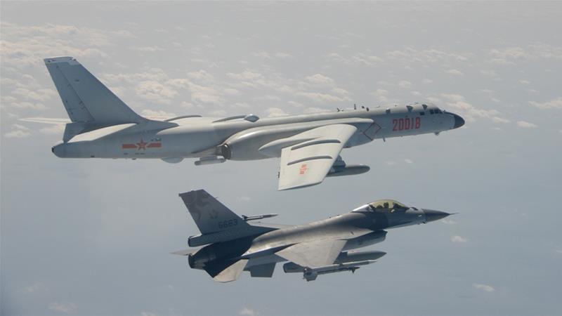 Máy bay chiến đấu F-16 (dưới) của Đài Loan tiếp cận để đưa ra cảnh báo đối với máy bay ném bom H-6 từ Trung Quốc hôm 10/2.