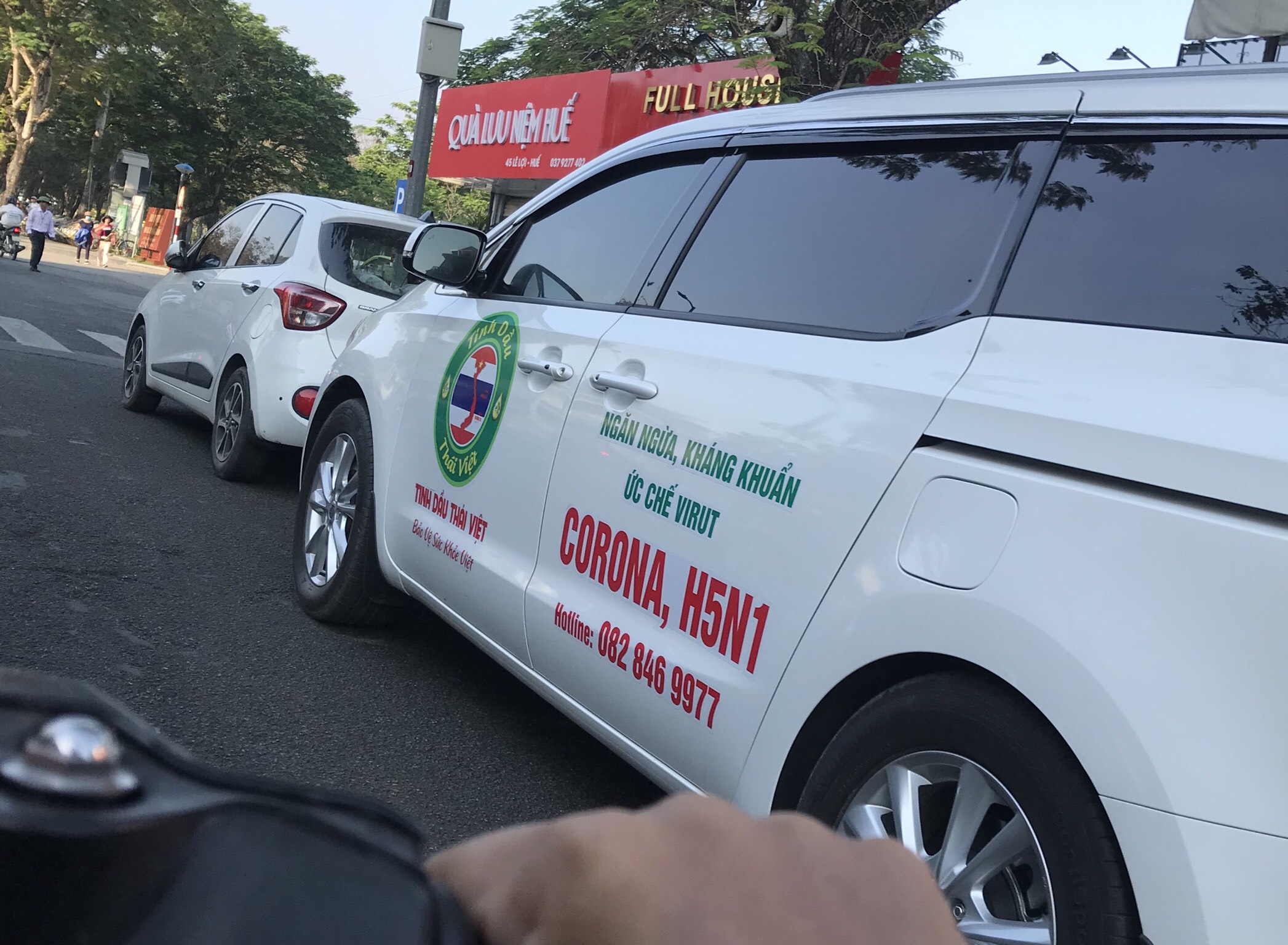 Khi đang lưu thông trên đường phố Huế Trung tâm Giám sát điều hành đô thị thông minh tỉnh Thừa Thiên – Huế nhận được thông tin phản ánh từ người dân về việc xe ôtô BKS 75A-176.xx vi phạm quy định về quảng cáo