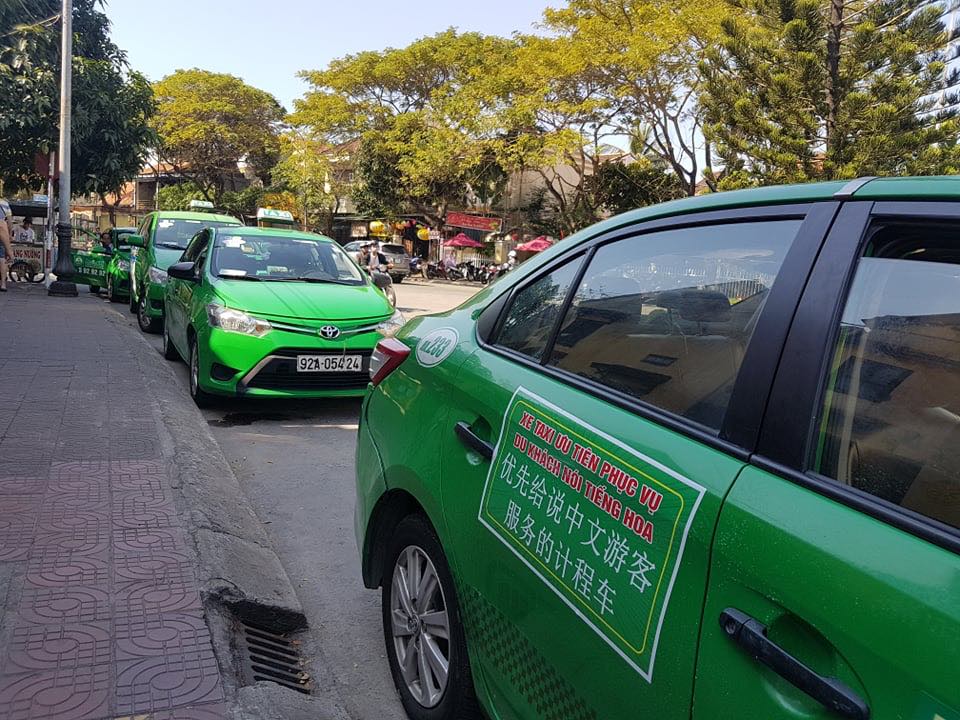 Đội xe taxi phục vụ chở khách du lịch nói tiếng Hoa ở TP. Hội An.