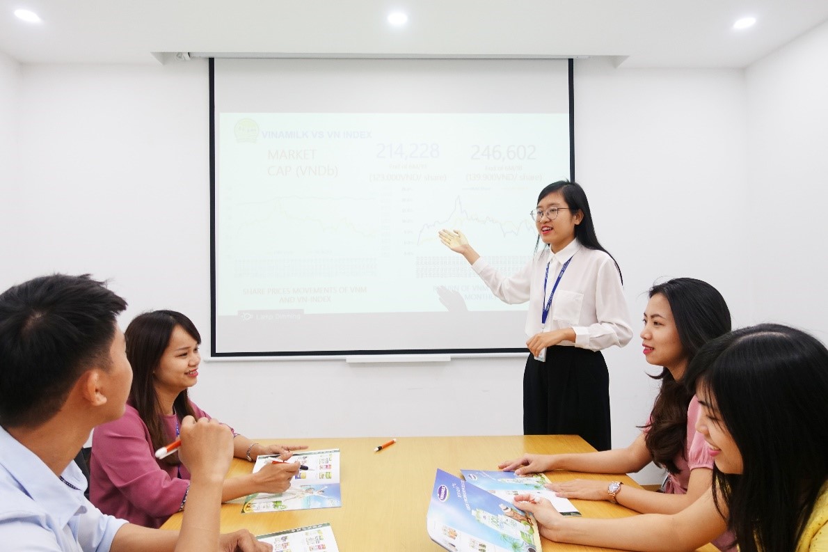 Chị Trần Khánh Chi (áo trắng) là một trong những nhân sự đã tham gia chương trình Quản trị viên tập sự của Vinamilk năm 2014 và hiện đang nằm trong đội ngũ quản lý của Vinamilk.
